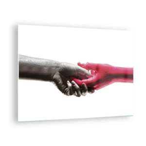 Cuadro sobre vidrio - Impresiones sobre Vidrio - Primer plano de dos manos, una negra y otra roja, abrazándose. - 70x50cm - Juntos, aunque diferentes - Decoración de pared moderna para salón y dormitorio ARTTOR