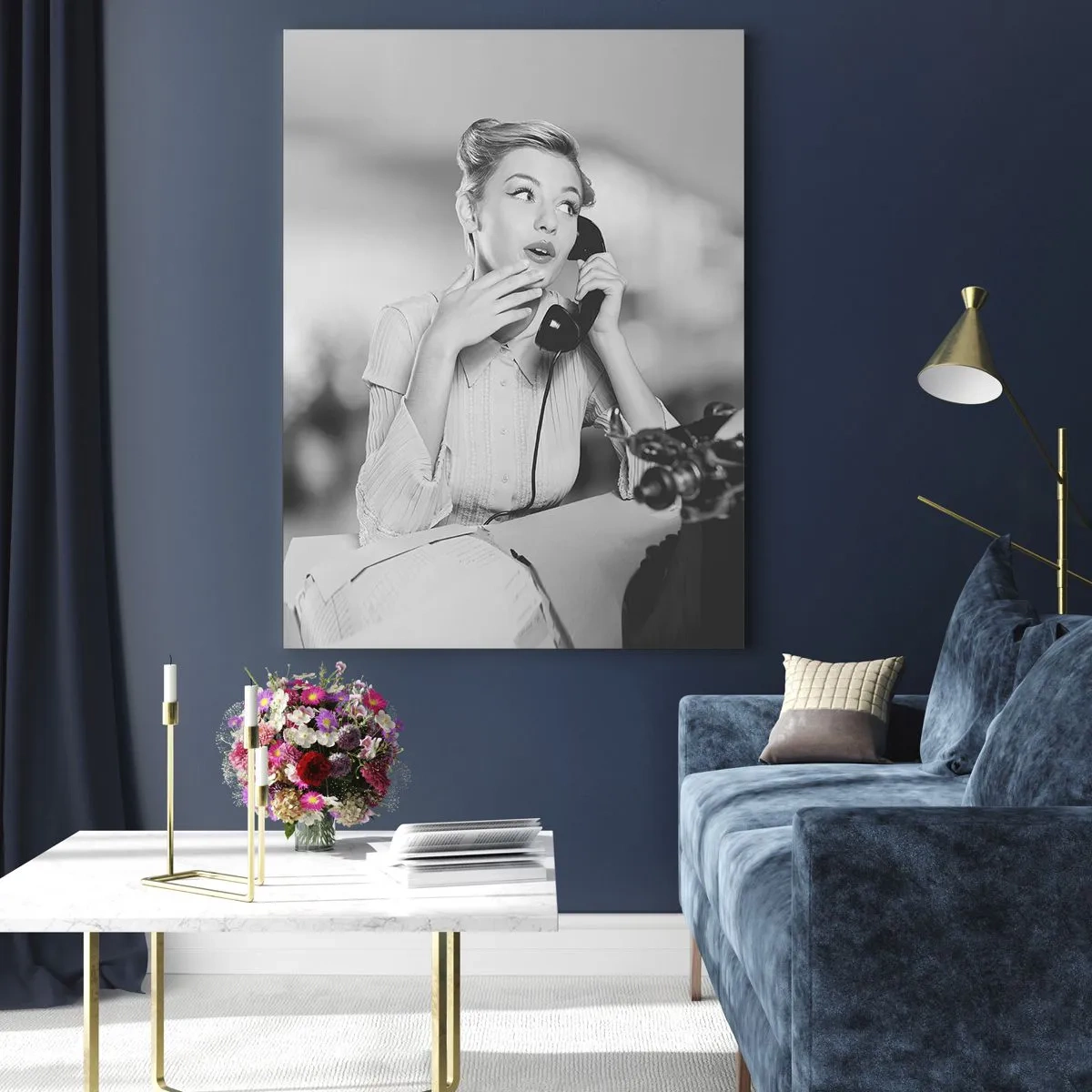 Cuadro sobre vidrio - Impresiones sobre Vidrio - Una mujer hablando por teléfono frente a una máquina de escribir. - 80x120cm - ¿Diga?, estamos en los años 50. - Decoración de pared moderna para salón y dormitorio ARTTOR