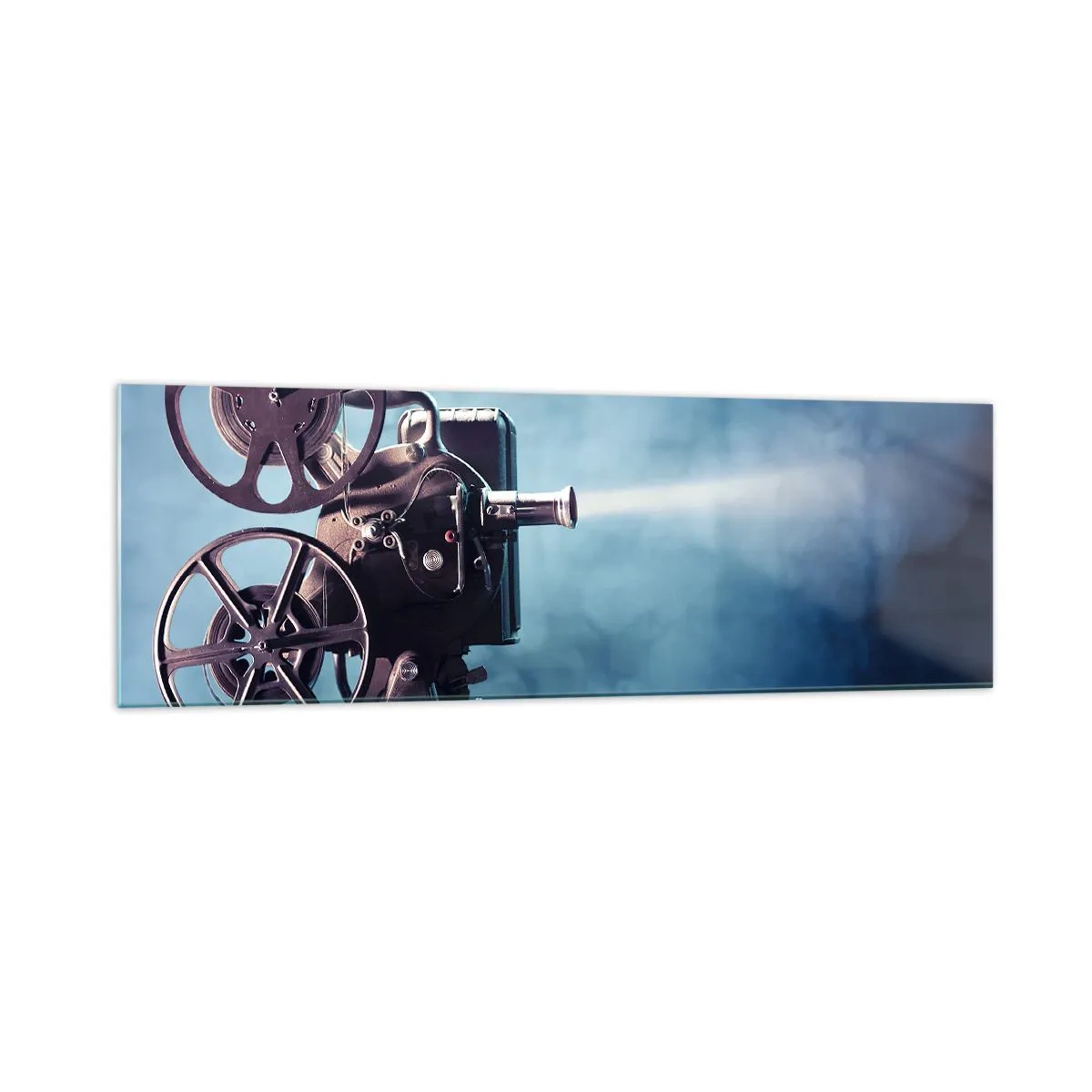 Cuadro sobre vidrio - Impresiones sobre Vidrio - Un antiguo proyector de películas que proyecta luz sobre un fondo azul. - 160x50cm - En el antiguo cine - Decoración de pared moderna para salón y dormitorio ARTTOR