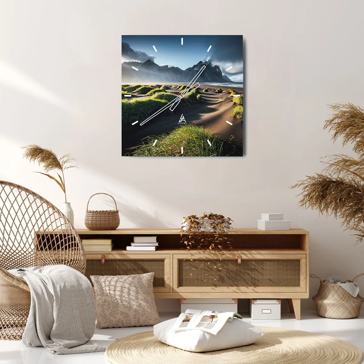 Reloj de pared - Reloj de vidrio - Dunas verdes con fondo de montañas bajo un cielo azul - 30x30cm - Armonía de los elementos - Decoración de pared moderna para salón y dormitorio ARTTOR