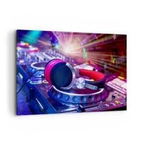 Cuadro sobre lienzo - Impresión de Imagen - Auriculares de DJ en una consola iluminada por focos en una fiesta - 120x80cm - Empieza la fiesta - Decoración de pared moderna para salón y dormitorio ARTTOR