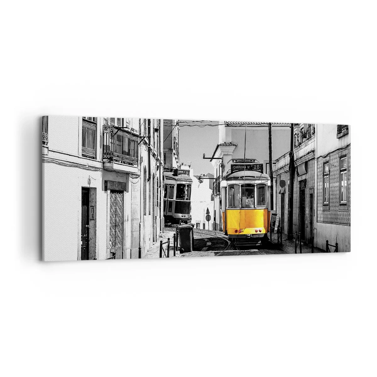 Cuadro sobre lienzo - Impresión de Imagen - Un tranvía amarillo en las calles de Lisboa en un entorno monocromático. - 120x50cm - Espíritu de Lisboa - Decoración de pared moderna para salón y dormitorio ARTTOR