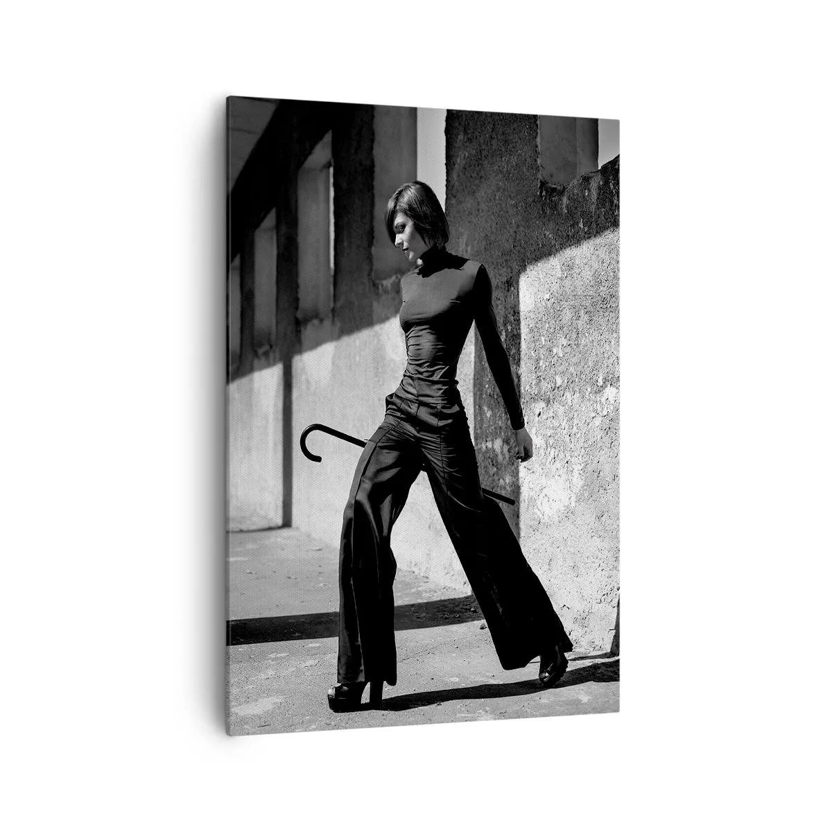 Cuadro sobre lienzo - Impresión de Imagen - Mujer elegante en un entorno industrial. - 70x100cm - Elegancia urbana - Decoración de pared moderna para salón y dormitorio ARTTOR