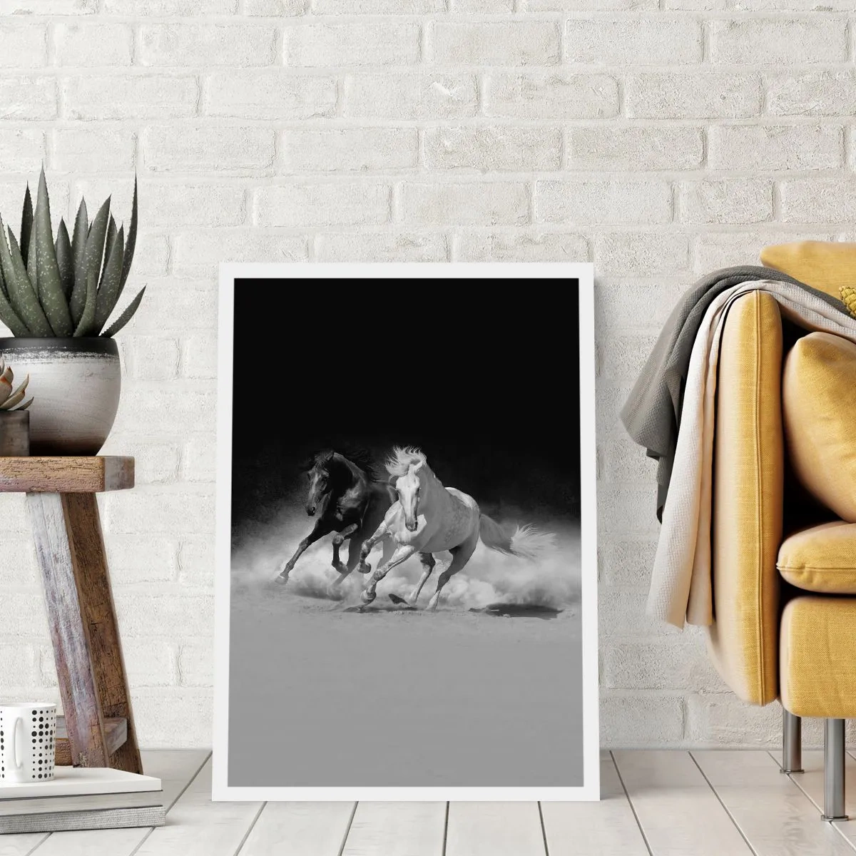 Póster - Caballos al galope contra un fondo monocromático - 50x70cm - El galope de la libertad - Decoración de pared moderna para salón y dormitorio ARTTOR