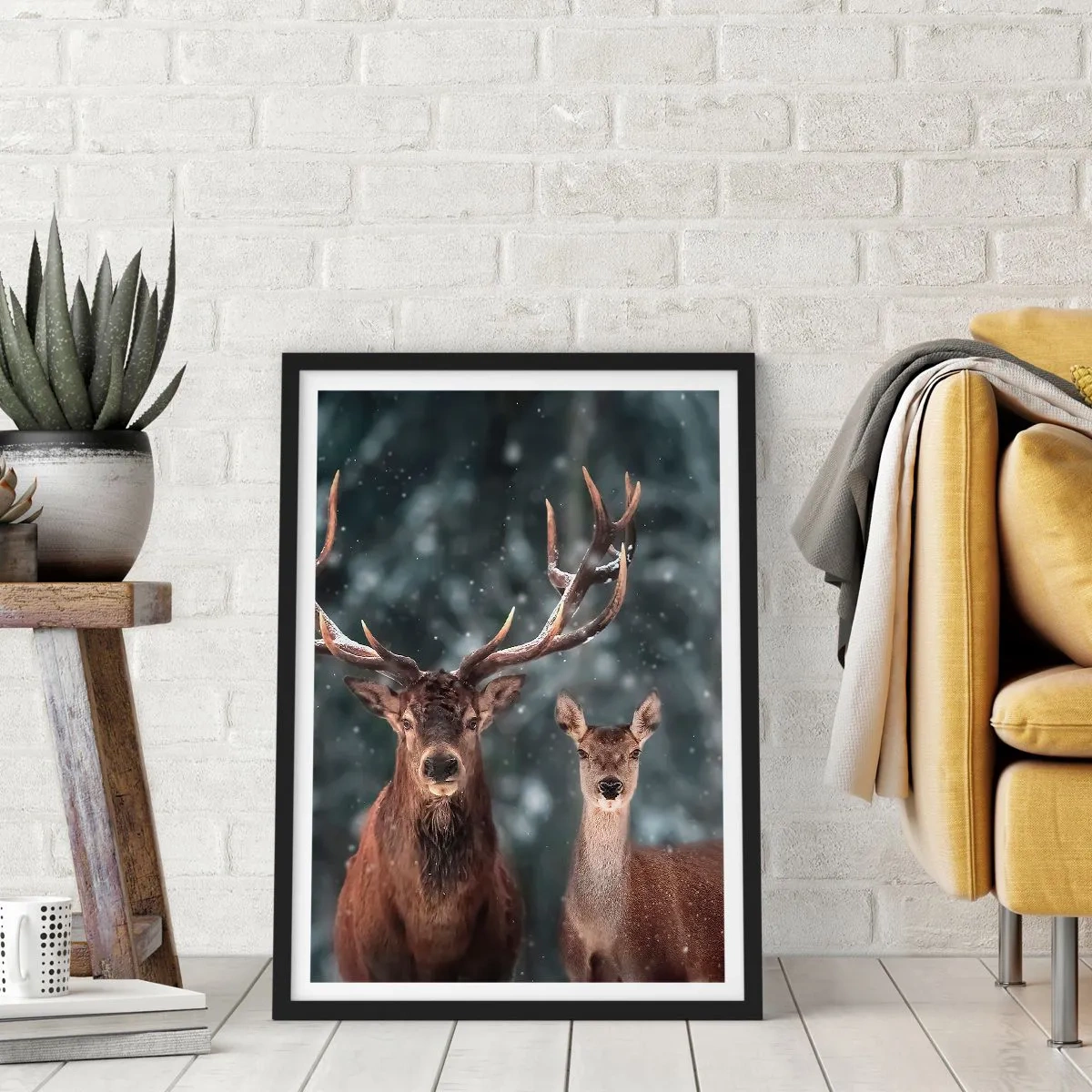Póster en marco negro - Una pareja de ciervos con el telón de fondo de un bosque invernal. - 50x70cm - El señor y la señora del bosque - Decoración de pared moderna para salón y dormitorio ARTTOR