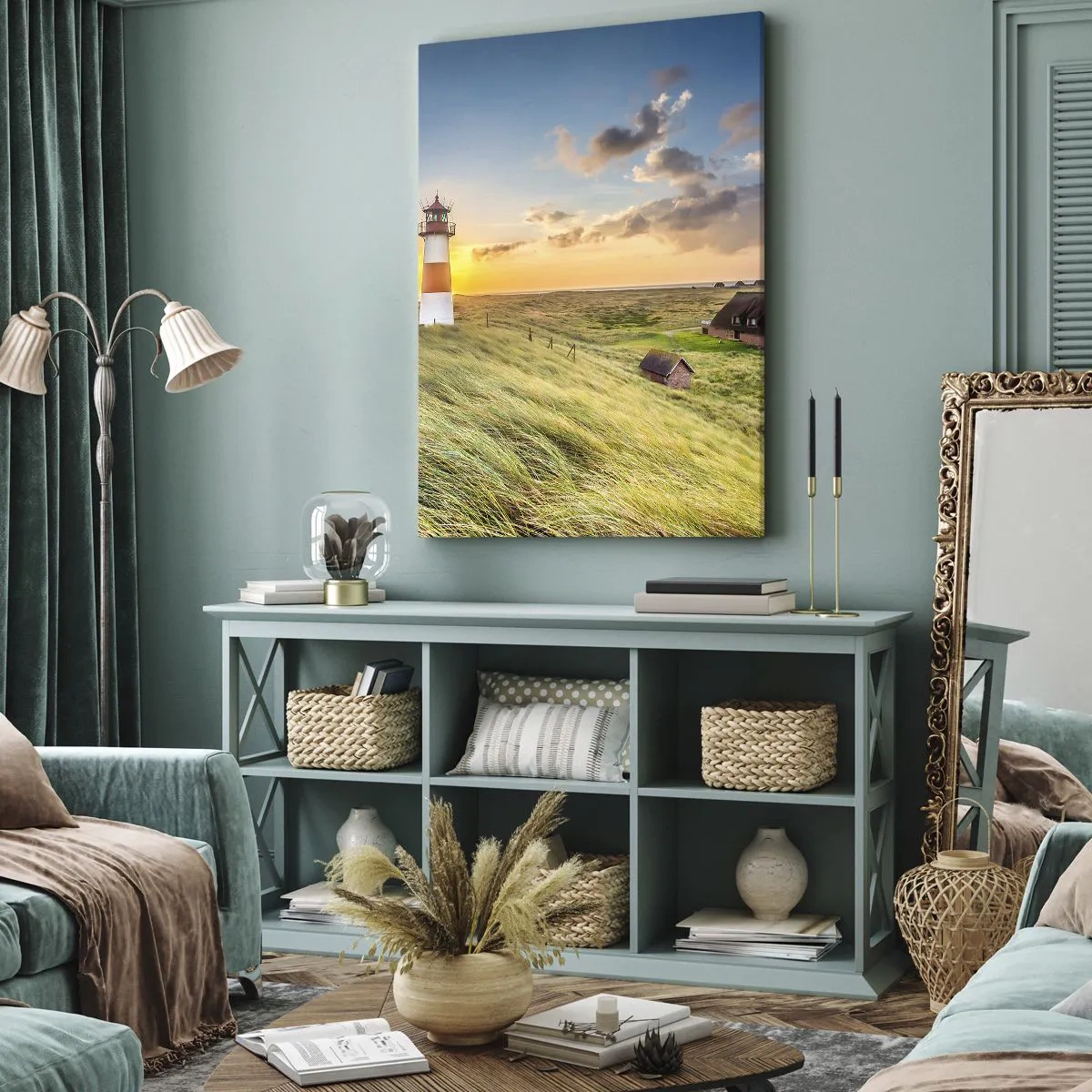 Cuadro sobre lienzo - Impresión de Imagen - Un faro con prados y casas al sol al fondo. - 50x70cm - Entre las olas - Decoración de pared moderna para salón y dormitorio ARTTOR