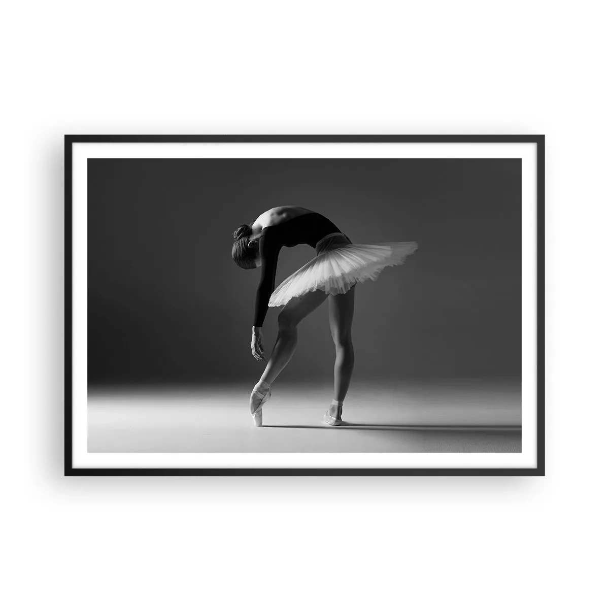 Póster en marco negro - Una bailarina en una pose elegante sobre un fondo blanco y negro. - 100x70cm - Bella bailarina - Decoración de pared moderna para salón y dormitorio ARTTOR
