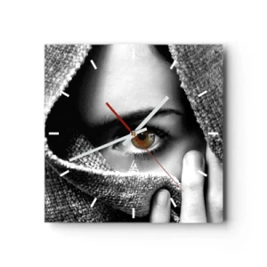 Reloj de pared - Reloj de vidrio - Retrato de una mujer con un ojo color ámbar cubierto con una tela en tonos grises. - 30x30cm - Conoce el misterio - Decoración de pared moderna para salón y dormitorio ARTTOR