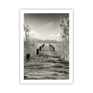 Póster - Un puente de madera entre los juncos sobre un lago de tonos sepia. - 50x70cm - En la quietud de los juncos - Decoración de pared moderna para salón y dormitorio ARTTOR