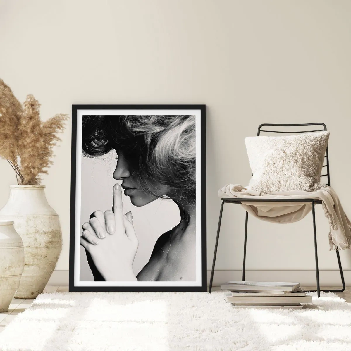 Póster en marco negro - Retrato de una mujer haciendo un gesto de silencio. - 50x70cm - Escucharme a mí misma - Decoración de pared moderna para salón y dormitorio ARTTOR