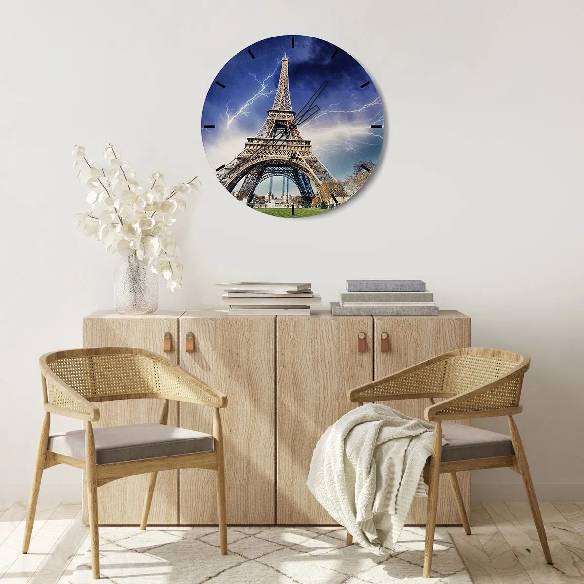 Reloj de pared - Reloj de vidrio - La Torre Eiffel durante una tormenta eléctrica en un cielo oscuro. - 30x30cm - Reina sobre las tormentas - Decoración de pared moderna para salón, cocina y dormitorio ARTTOR