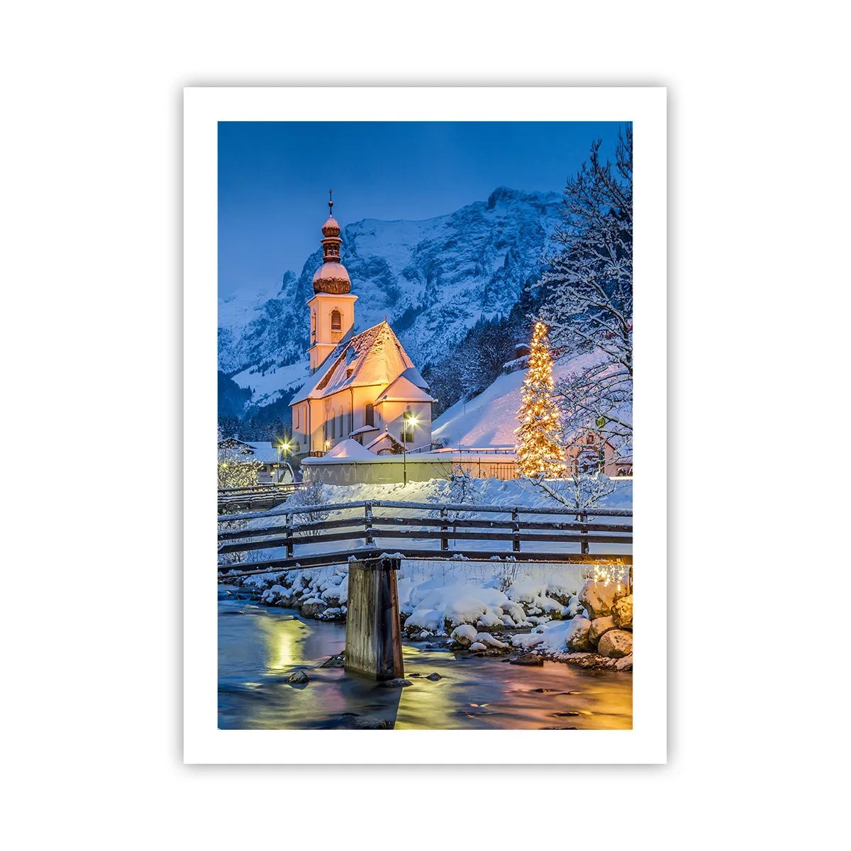 Póster - Una iglesia en un entorno invernal con un árbol de Navidad y luces navideñas. - 50x70cm - El espíritu de la Navidad - Decoración de pared moderna para salón y dormitorio ARTTOR