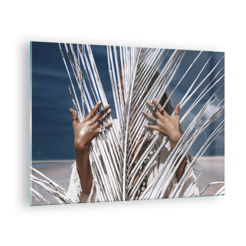 Cuadro sobre vidrio - Impresiones sobre Vidrio - Las manos de una mujer decoradas con anillos detrás de una palmera seca. - 70x50cm - ¿La mujer chamana? - Decoración de pared moderna para salón y dormitorio ARTTOR