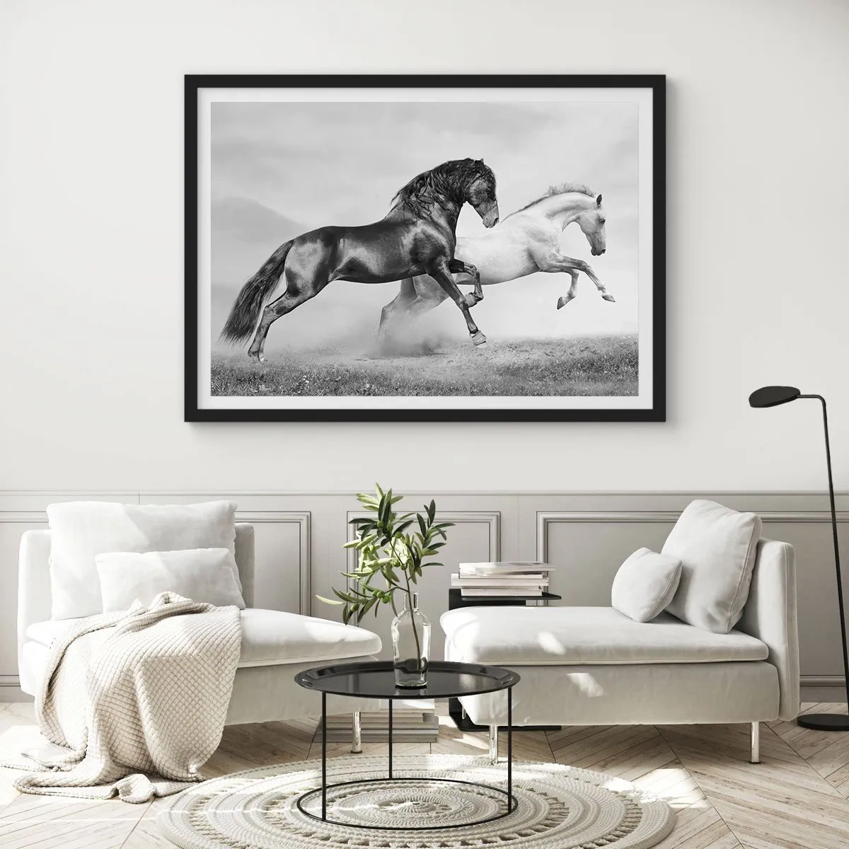 Póster en marco negro - Dos caballos al galope en una composición dinámica en blanco y negro - 100x70cm - Ángeles y demonios - Decoración de pared moderna para salón y dormitorio ARTTOR
