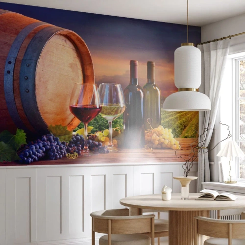 Fotomural Premium Sand - Aquí la vida tiene un sabor - Viñedo, Barril de vino, Uva - 400x280 cm