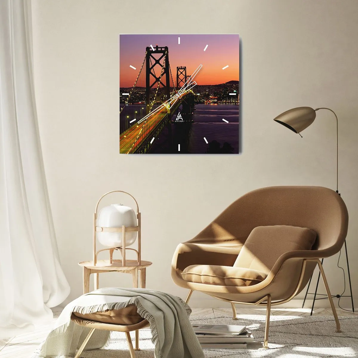 Reloj de pared - Reloj de vidrio - Un puente iluminado por la noche sobre el agua con una vista panorámica de la ciudad. - 30x30cm - Tarde violeta - Decoración de pared moderna para salón y dormitorio ARTTOR