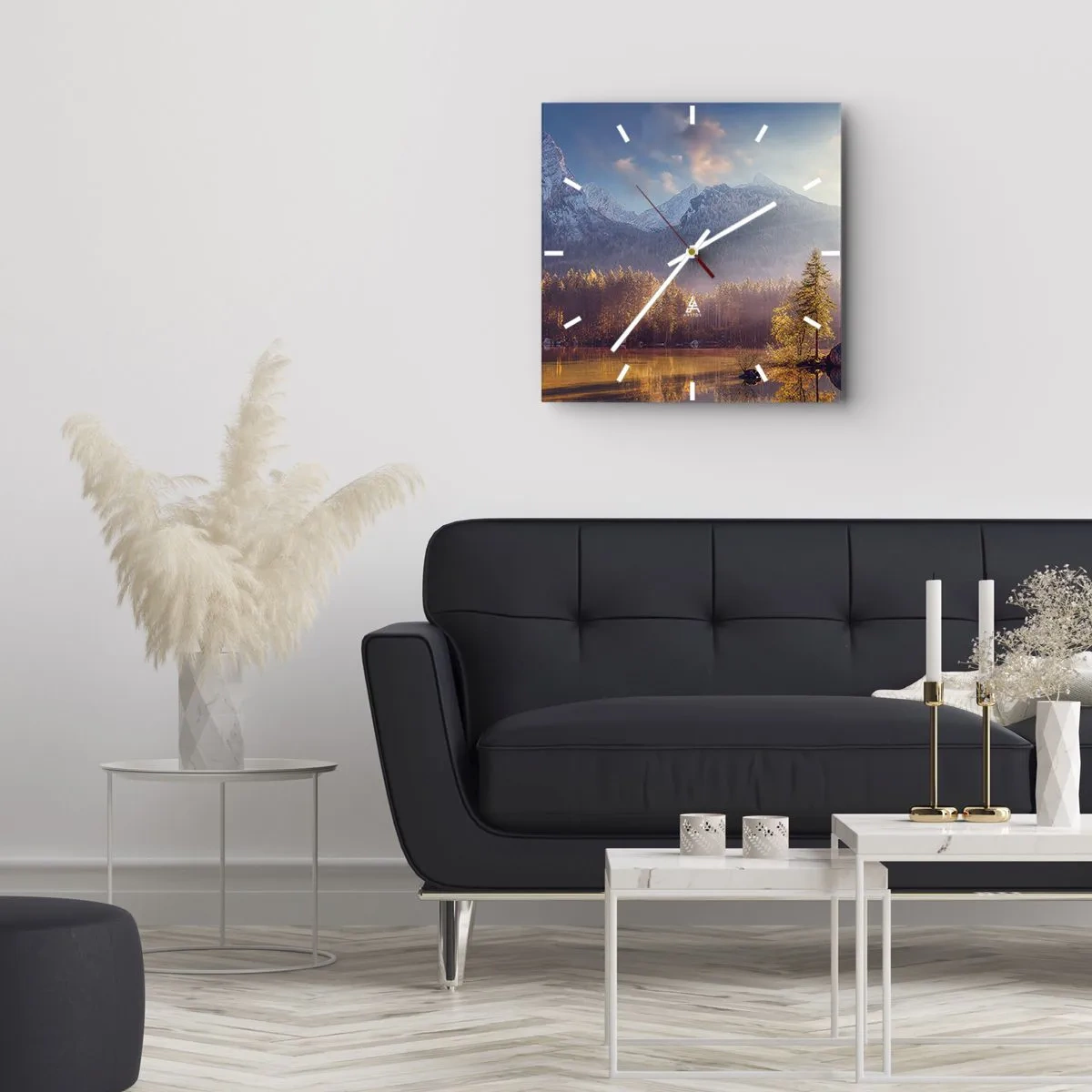 Reloj de pared - Reloj de vidrio - Vista pintoresca del bosque de montaña y el lago al amanecer. - 30x30cm - Entre las montañas y los valles - Decoración de pared moderna para salón y dormitorio ARTTOR