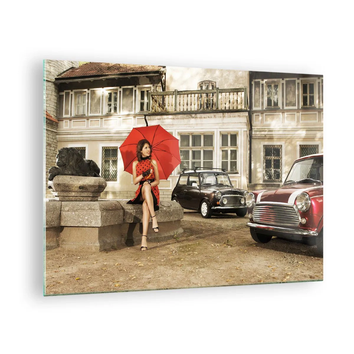Cuadro sobre vidrio - Impresiones sobre Vidrio - Mujer con paraguas rojo y coches clásicos - 70x50cm - Un mini viaje sentimental - Decoración de pared moderna para salón y dormitorio ARTTOR