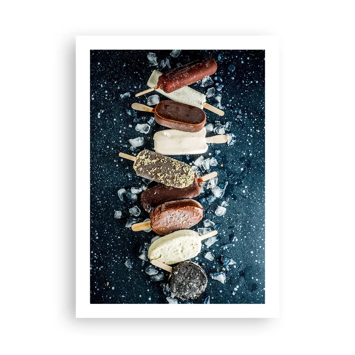 Póster - Paletas variadas rodeadas de hielo contra un cielo oscuro - 50x70cm - El sabor del verano caluroso - Decoración de pared moderna para salón y dormitorio ARTTOR