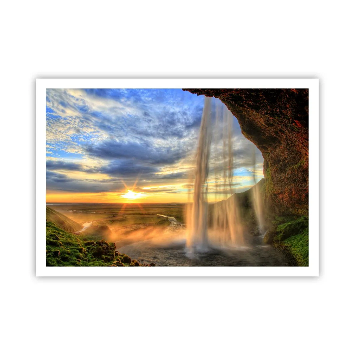 Póster - Una cascada iluminada por la luz del sol con un paisaje como telón de fondo. - 100x70cm - El mundo tras el velo de las gotas - Decoración de pared moderna para salón y dormitorio ARTTOR