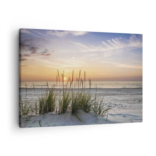 Cuadro sobre lienzo - Impresión de Imagen - Una playa de arena al atardecer con césped al fondo. - 70x50cm - Mira, piensa, siente - Decoración de pared moderna para salón y dormitorio ARTTOR