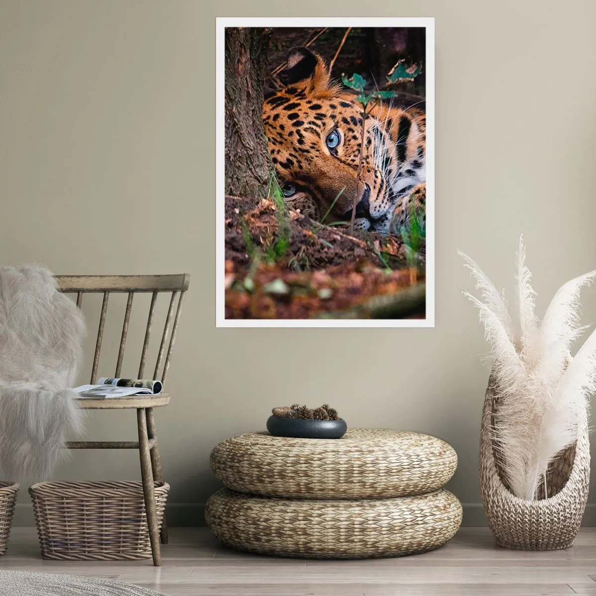 Póster - Un leopardo reclinado con intensos ojos azules. - 50x70cm - Confía en mí - Decoración de pared moderna para salón y dormitorio ARTTOR