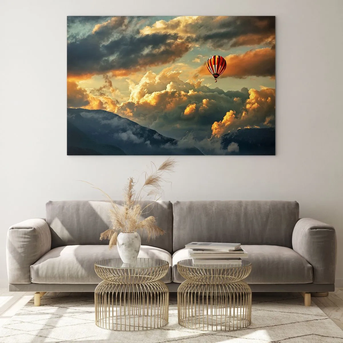 Cuadro sobre vidrio - Impresiones sobre Vidrio - Un globo flotando sobre las montañas entre las nubes al atardecer. - 100x70cm - Vuelo porque quiero - Decoración de pared moderna para salón y dormitorio ARTTOR