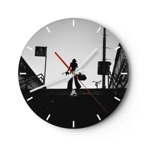 Reloj de pared - Reloj de vidrio - Silueta de una mujer en las escaleras en una toma en blanco y negro contrastante - 30x30cm - Paseo urbano - Decoración de pared moderna para salón, cocina y dormitorio ARTTOR