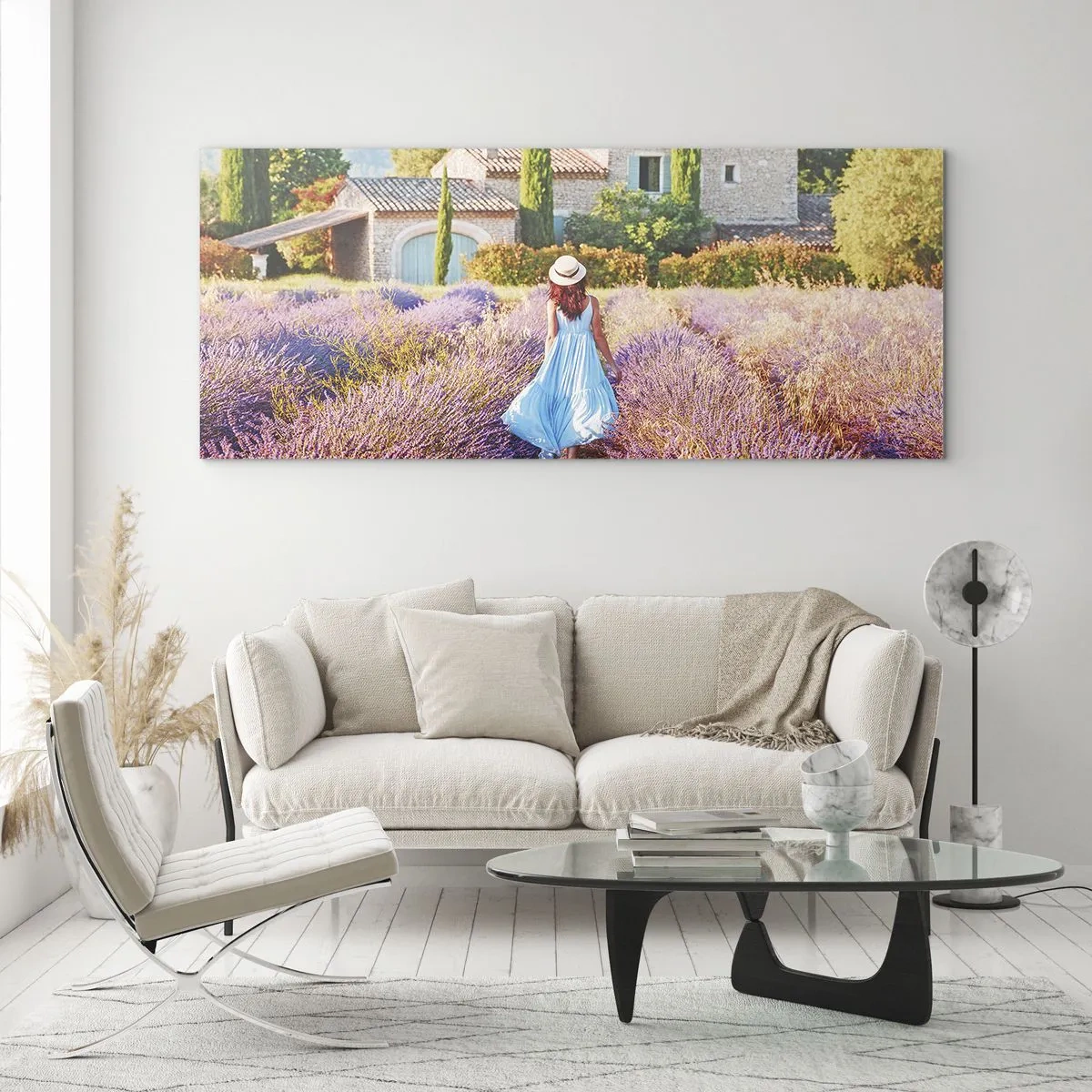 Cuadro sobre vidrio - Impresiones sobre Vidrio - Una mujer con un vestido azul caminando por un campo de lavanda con vistas a una casa. - 120x50cm - La chica de la lavanda - Decoración de pared moderna para salón y dormitorio ARTTOR