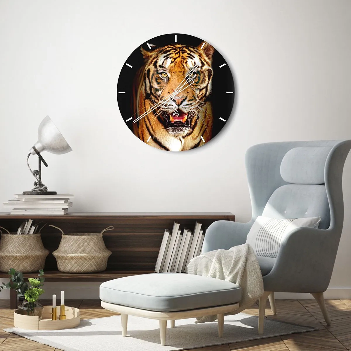 Reloj de pared - Reloj de vidrio - Retrato de un tigre feroz con una mirada intensa. - 30x30cm - Salvaje de corazón - Decoración de pared moderna para salón, cocina y dormitorio ARTTOR