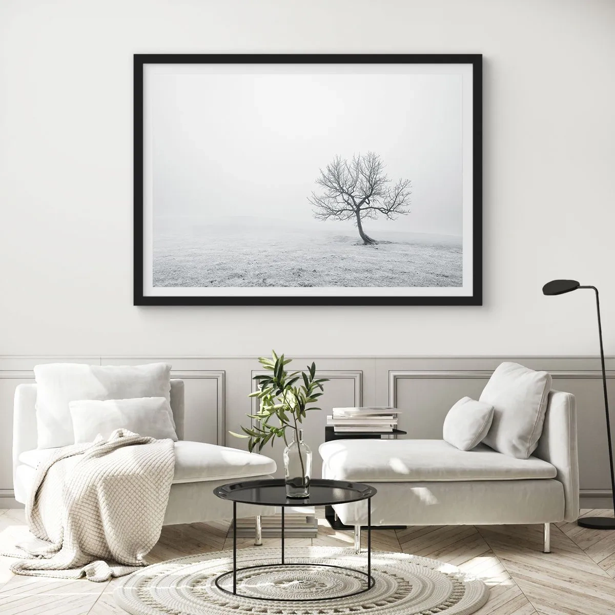 Póster en marco negro - Un árbol solitario en la niebla invernal en un campo vacío. - 100x70cm - Contra la nada - Decoración de pared moderna para salón y dormitorio ARTTOR