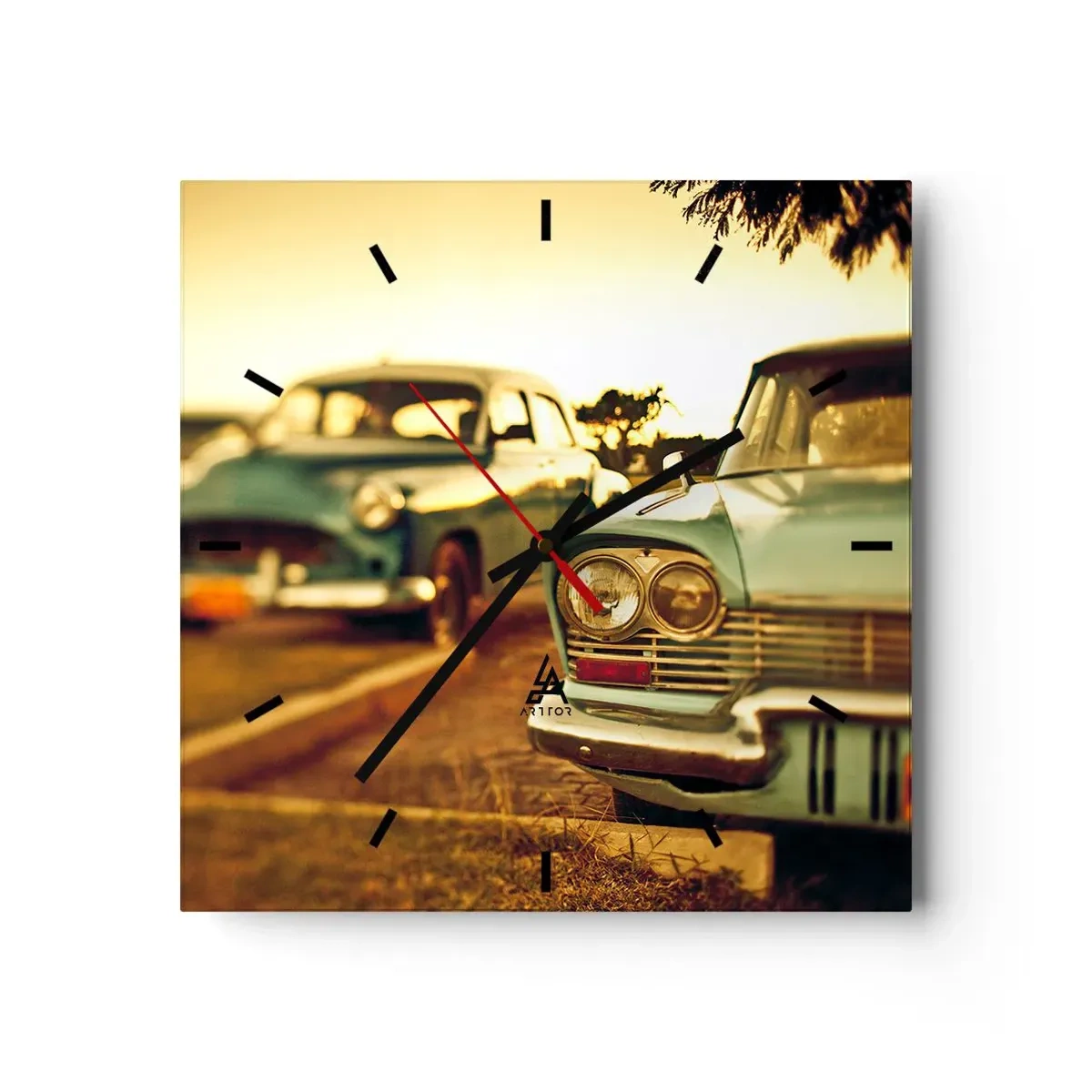 Reloj de pared - Reloj de vidrio - Coches clásicos bajo la cálida luz del atardecer. - 30x30cm - A la espera del futuro - Decoración de pared moderna para salón y dormitorio ARTTOR