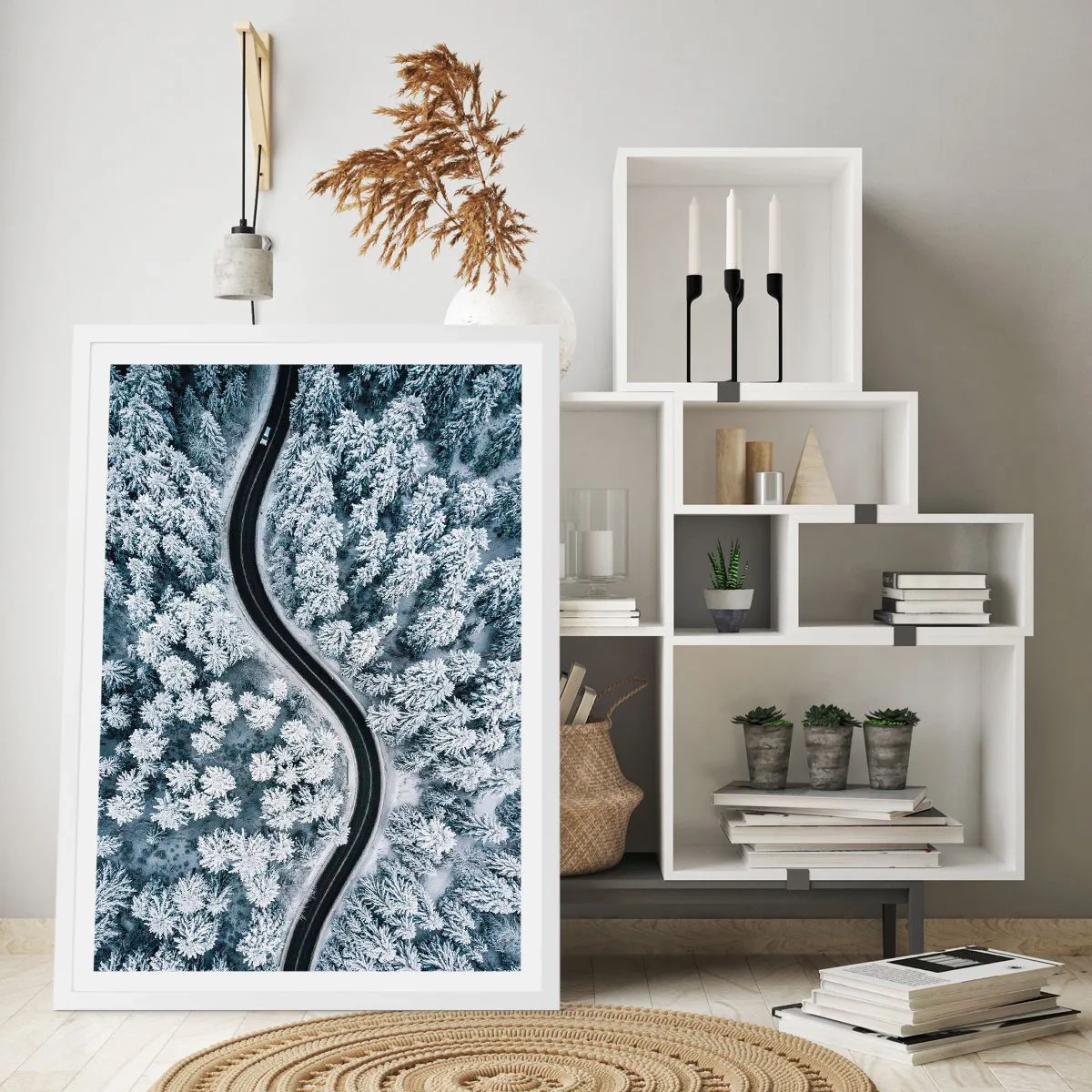 Póster en marco blanco - A través de un bosque invernal - 30x40 cm