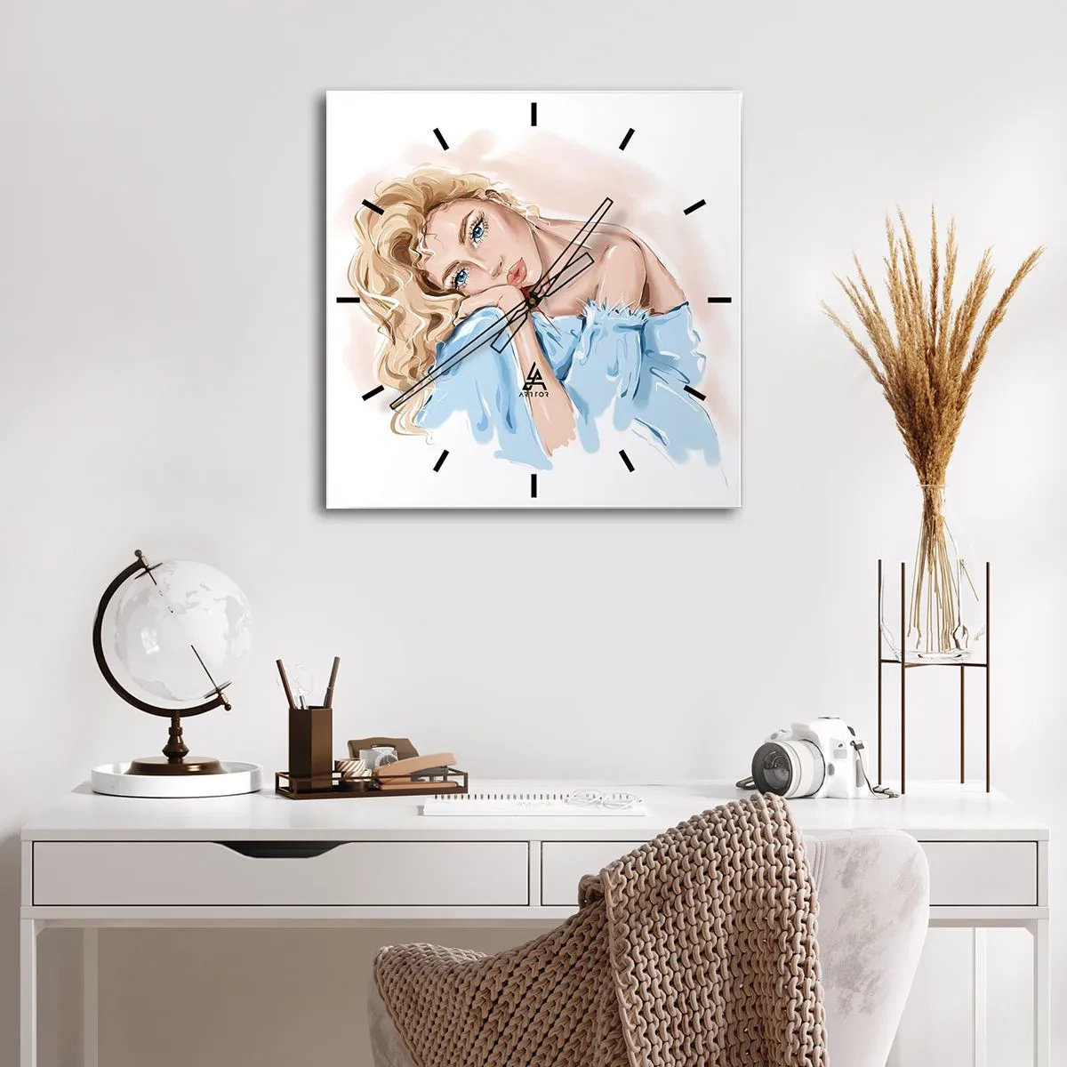 Reloj de pared - Reloj de vidrio - Retrato de una mujer con un vestido azul y cabello rubio. - 30x30cm - Soñar en azul - Decoración de pared moderna para salón y dormitorio ARTTOR
