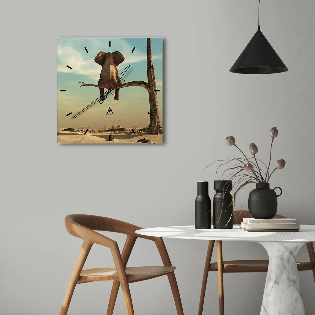 Reloj de pared - Reloj de vidrio - Un elefante sentado en una rama con vistas a un paisaje desértico. - 30x30cm - Un nuevo punto de vista - Decoración de pared moderna para salón y dormitorio ARTTOR