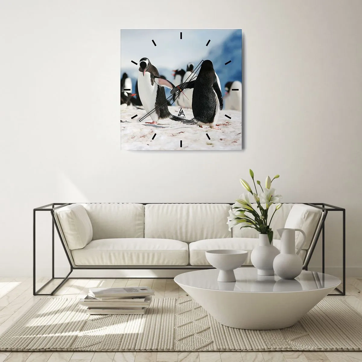 Reloj de pared - Reloj de vidrio - Un grupo de pingüinos en la nieve en un paisaje antártico. - 30x30cm - Bailando en la nieve - Decoración de pared moderna para salón y dormitorio ARTTOR