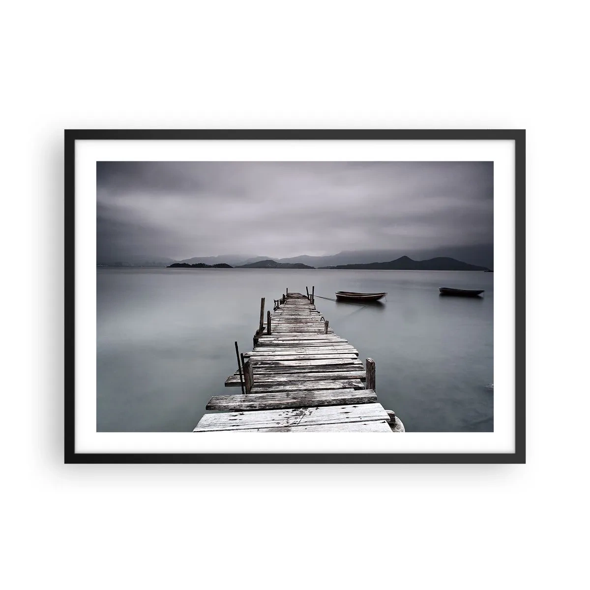 Póster en marco negro - Un puente de madera que conduce a la tranquila superficie del lago. - 70x50cm - Mañana partimos - Decoración de pared moderna para salón y dormitorio ARTTOR