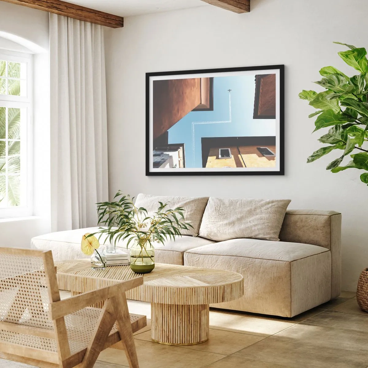 Póster en marco negro - Vista del avión y su estela en el cielo desde una perspectiva callejera. - 100x70cm - Por encima del laberinto urbano - Decoración de pared moderna para salón y dormitorio ARTTOR