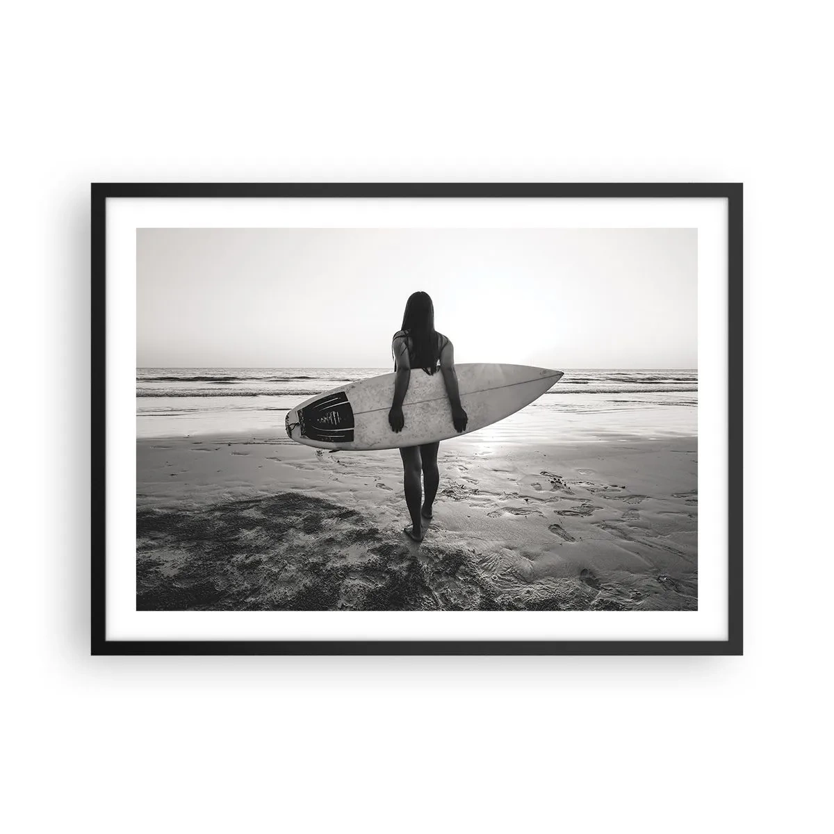 Póster en marco negro - Mujer con tabla de surf en la playa en blanco y negro - 70x50cm - Hija de las olas marinas - Decoración de pared moderna para salón y dormitorio ARTTOR