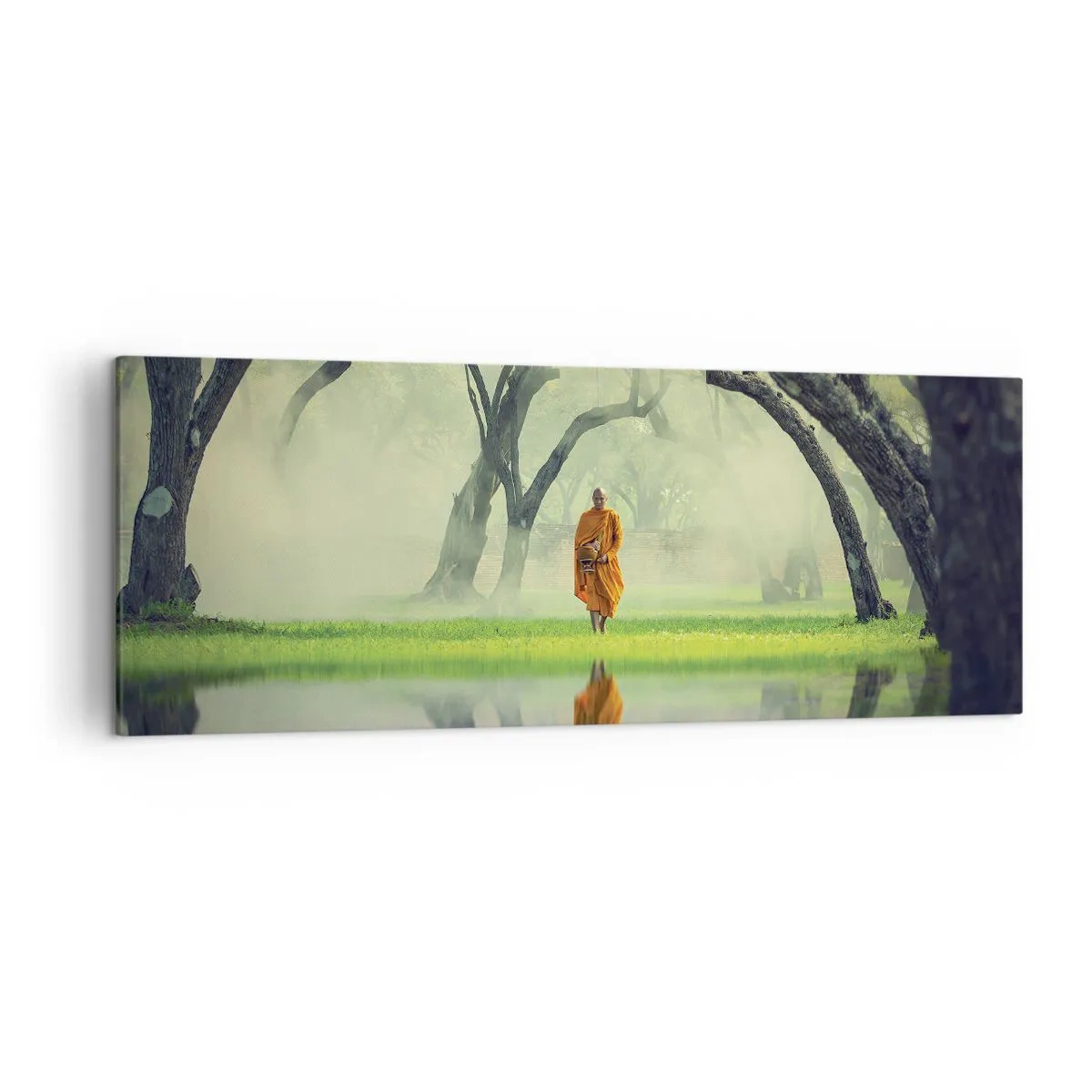 Cuadro sobre lienzo - Impresión de Imagen - Un monje con una túnica naranja en un bosque con un fondo brumoso y reflejo en el agua. - 140x50cm - En el camino de la iluminación - Decoración de pared moderna para salón y dormitorio ARTTOR
