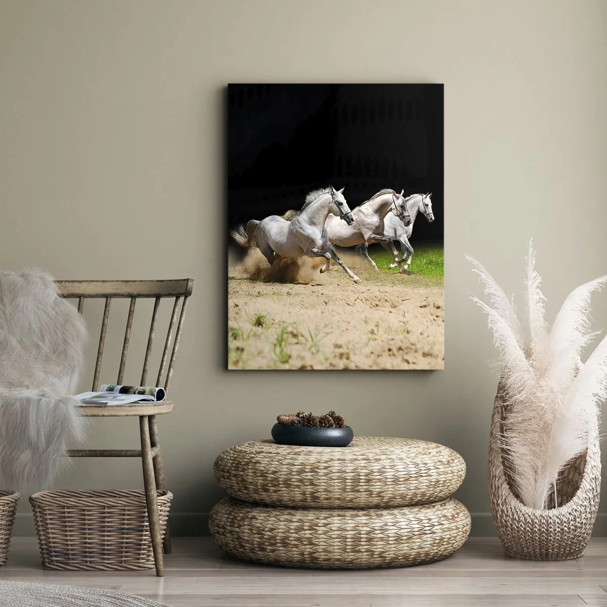 Cuadro sobre lienzo - Impresión de Imagen - Tres caballos blancos galopando sobre arena y hierba. - 50x70cm - Las tres Gracias - Decoración de pared moderna para salón y dormitorio ARTTOR