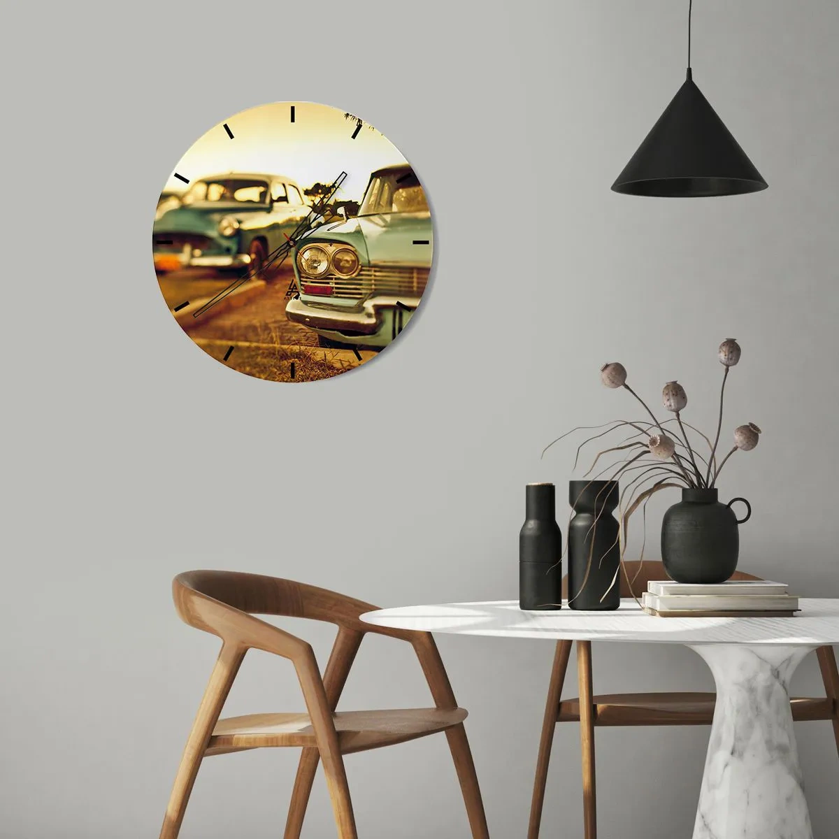 Reloj de pared - Reloj de vidrio - Dos coches retro clásicos con el atardecer como fondo - 30x30cm - A la espera del futuro - Decoración de pared moderna para salón, cocina y dormitorio ARTTOR