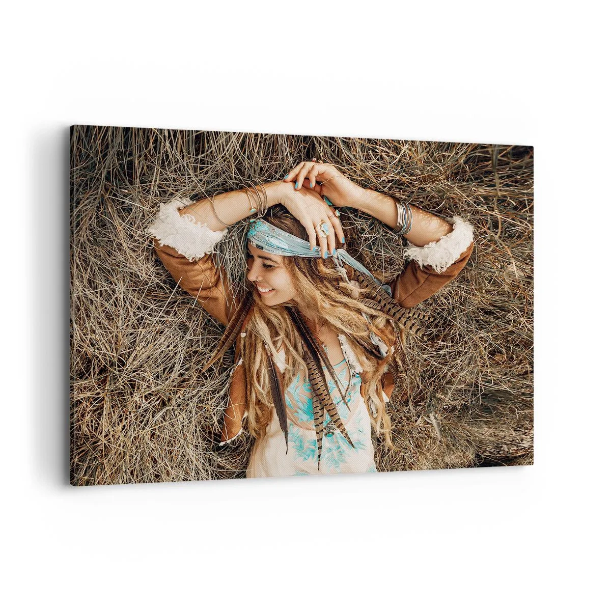 Cuadro sobre lienzo - Impresión de Imagen - Mujer de estilo boho tumbada sobre el heno - 100x70cm - El verano del amor - Decoración de pared moderna para salón y dormitorio ARTTOR