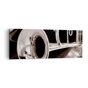 Cuadro sobre lienzo - Impresión de Imagen - Un primer plano de una trompeta plateada sobre un elegante fondo de tela. - 140x50cm - Viaje musical a los años 30. - Decoración de pared moderna para salón y dormitorio ARTTOR