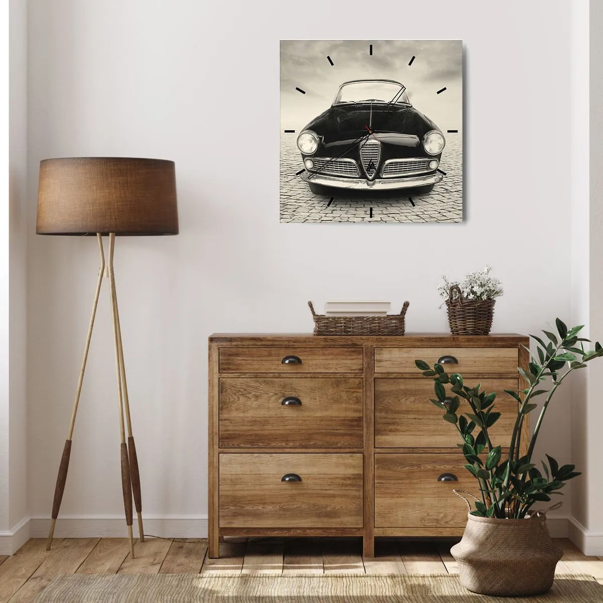 Reloj de pared - Reloj de vidrio - Un coche clásico en una plaza adoquinada en estilo monocromático. - 30x30cm - ¿Y cómo no quererme? - Decoración de pared moderna para salón y dormitorio ARTTOR