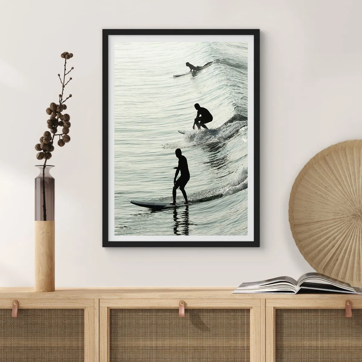 Póster en marco negro - Tres surfistas montando las olas en un estilo monocromático. - 50x70cm - Al encuentro de la ola - Decoración de pared moderna para salón y dormitorio ARTTOR