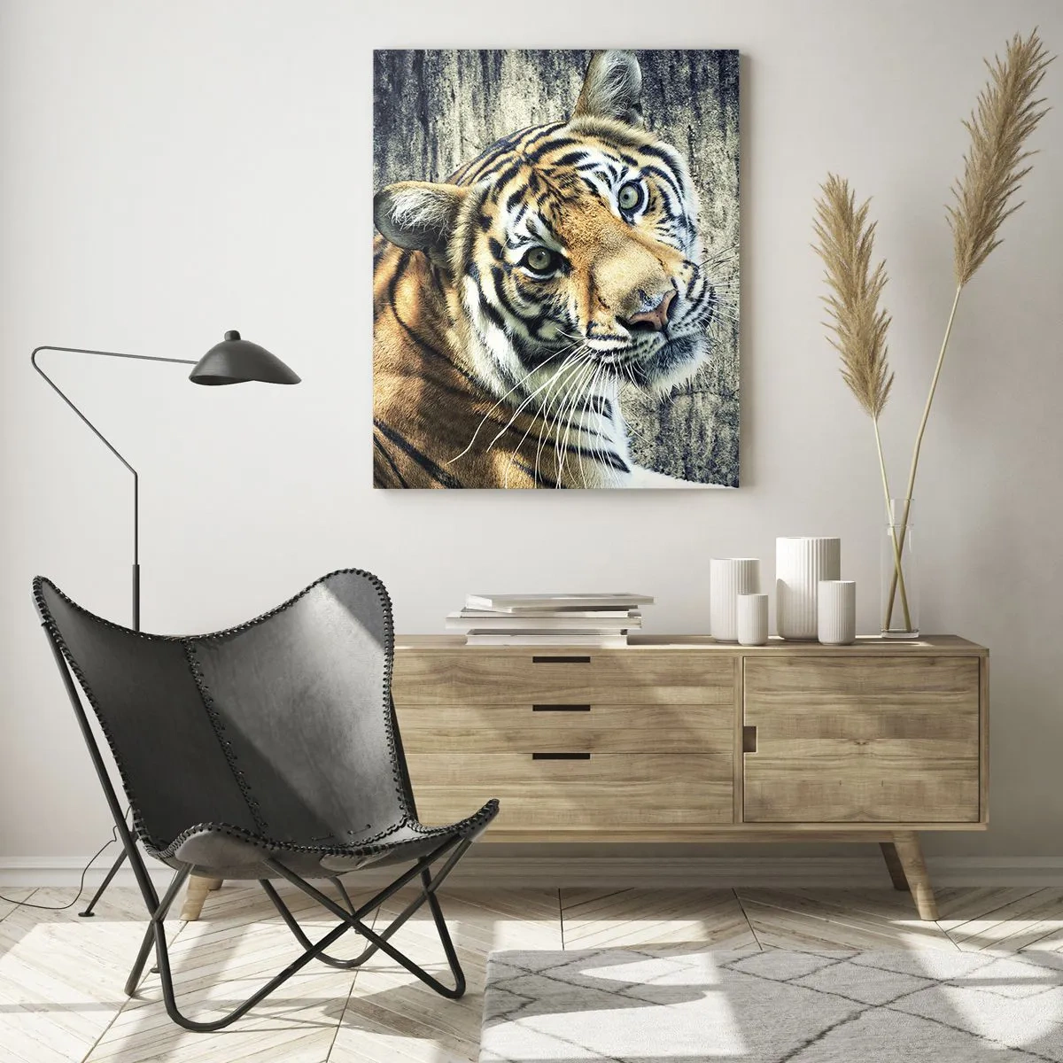 Cuadro sobre vidrio - Impresiones sobre Vidrio - Un tigre recostado contra una pared de textura rugosa. - 70x100cm - Retrato en corrientes de luz - Decoración de pared moderna para salón y dormitorio ARTTOR