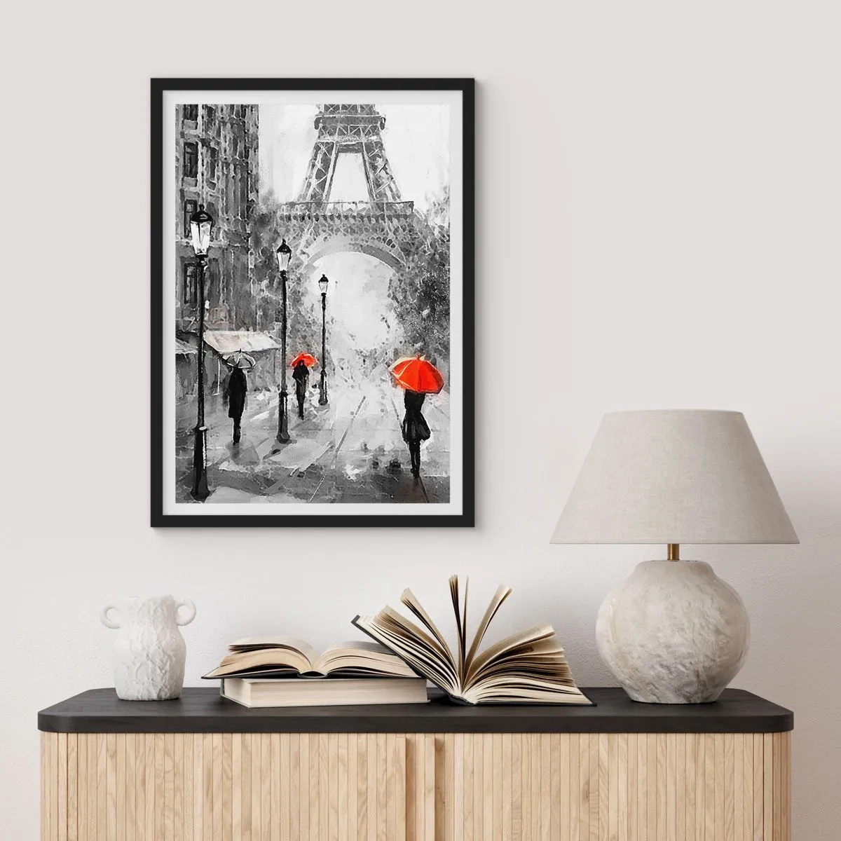 Póster en marco negro - Torre Eiffel en blanco y negro con paraguas rojos bajo la lluvia - 50x70cm - Todos los caminos conducen a ella - Decoración de pared moderna para salón y dormitorio ARTTOR