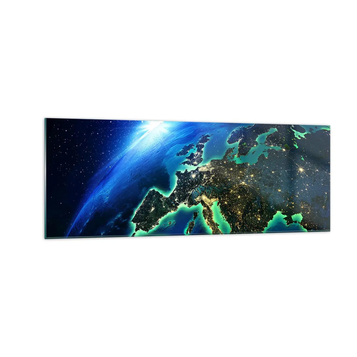 Cuadro sobre vidrio - Impresiones sobre Vidrio - Una vista de Europa desde el espacio bajo el resplandor del sol naciente. - 140x50cm - Una Europa resplandeciente - Decoración de pared moderna para salón y dormitorio ARTTOR