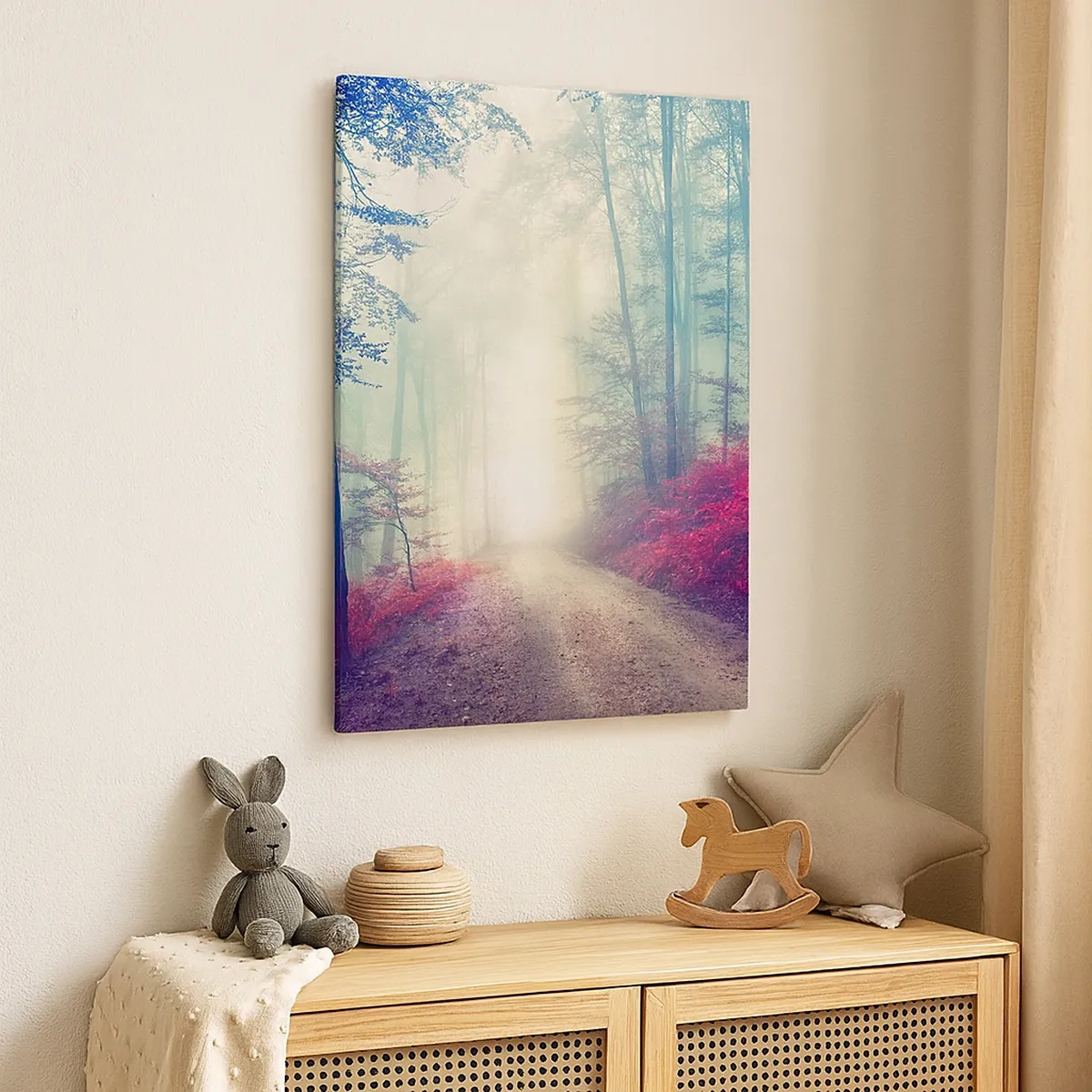 Cuadro sobre lienzo - Impresión de Imagen - Un sendero forestal mágico rodeado de árboles y niebla. - 50x70cm - Qué bueno es levantarse al amanecer - Decoración de pared moderna para salón y dormitorio ARTTOR